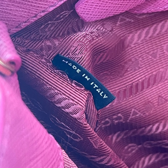๐PRADA Saffiano Lux FUXIA two way bag๐ - Picture 5 of 17
